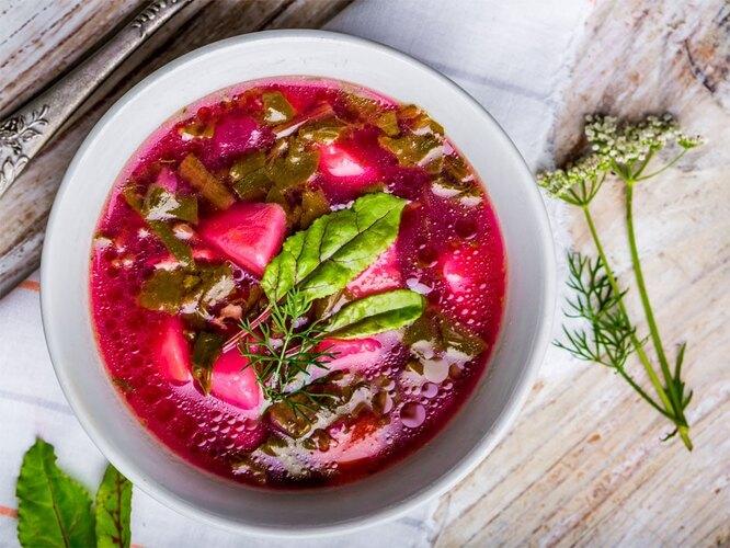 33 рецепта необычных свекольников, окрошки и других холодных летних супов