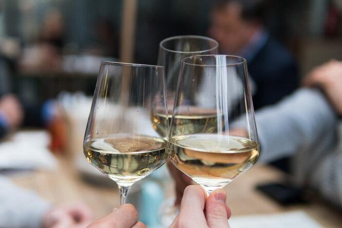 Плесните колдовства: какое белое вино выбрать и с чем его пить?