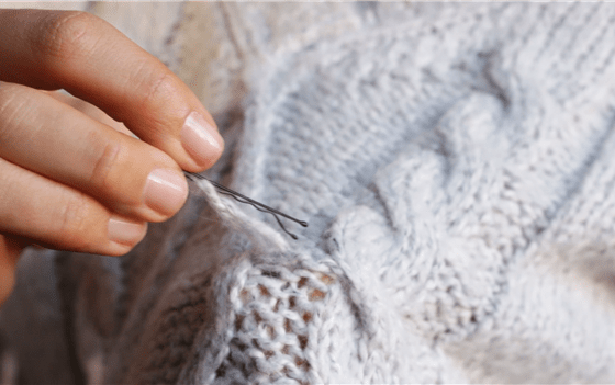 Как убрать затяжку на свитере с помощью невидимки