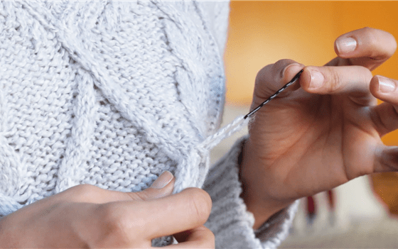 Как убрать затяжку на свитере с помощью невидимки
