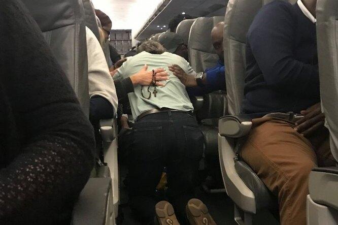 Пассажиры самолета спасли жизнь женщины, соорудив дыхательный аппарат
