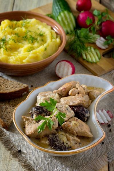 Салат со шпинатом, суп с фрикадельками, жаркое и еще пара рецептов с кроликом