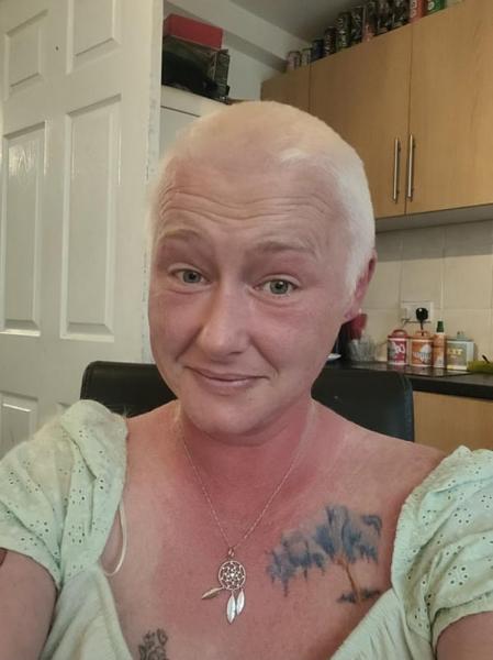 Женщина 20 лет красила волосы дома, но в этот раз получила страшный результат
