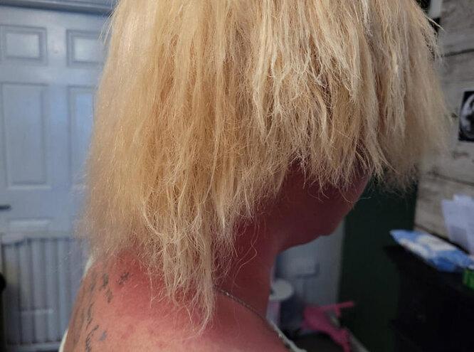 Женщина 20 лет красила волосы дома, но в этот раз получила страшный результат