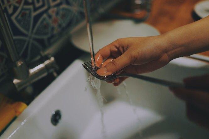 Почему нельзя принимать душ и мыть посуду во время грозы