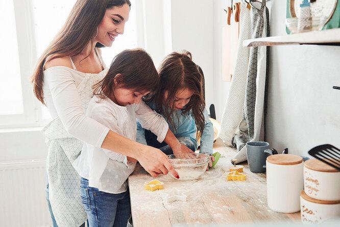 Готовим с детьми: 5 рецептов простых блюд, которые можно приготовить вместе
