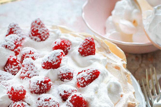 Рецепт от Юлии Высоцкой: торт «Павлова» с малиной и персиками