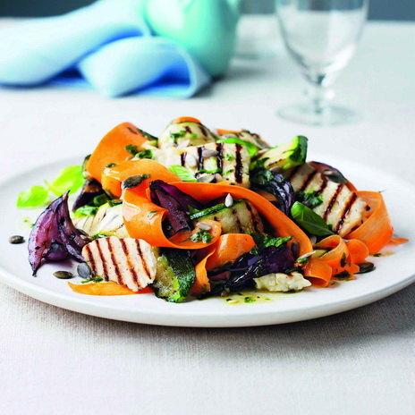 Рецепты тёплых салатов для прохладной осени: с сыром, бобовыми, овощами, курицей