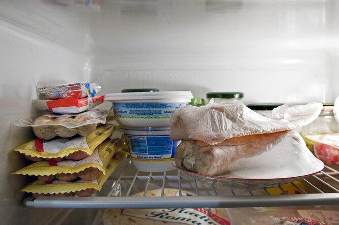 Как правильно разложить продукты в холодильнике, чтобы они хранились дольше?
