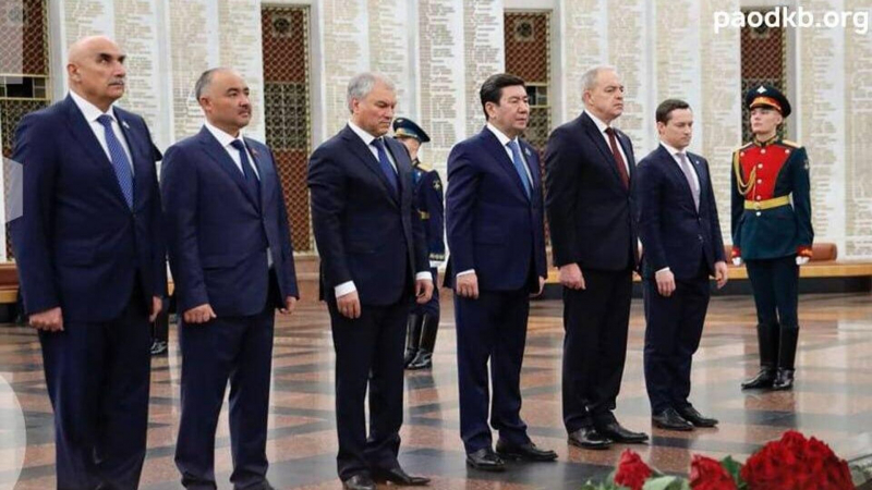 Главы парламентов стран ОДКБ возложили цветы к монументу Солдату-Победителю в Музее Победы