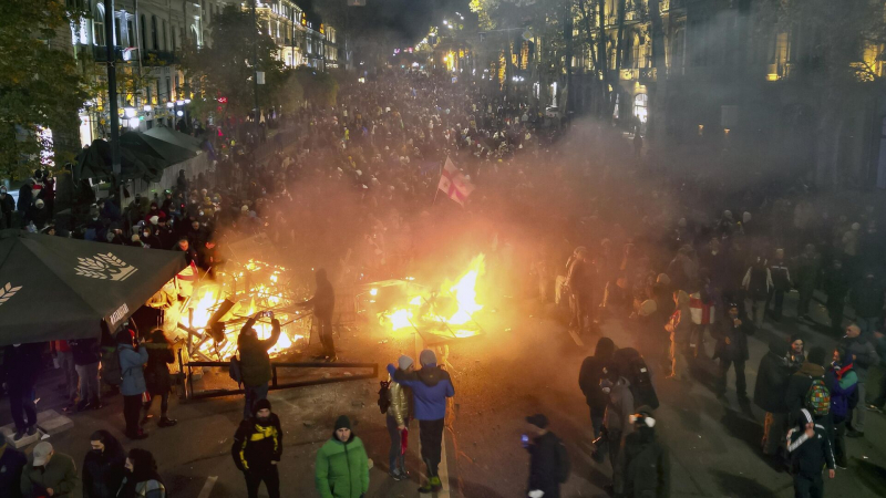 Митингующая оппозиция покидает площадь Руставели в Тбилиси